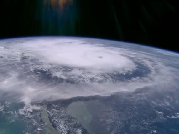 Бура на векот: Ураган се заканува да ја срамни со земја Јамајка